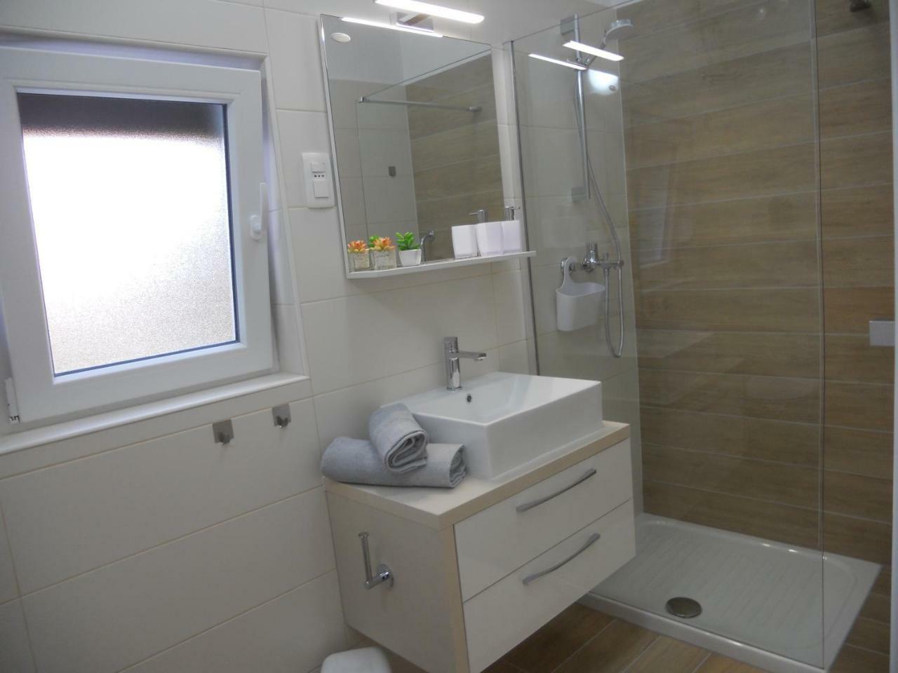 Apartments Mihalic I Baška Esterno foto